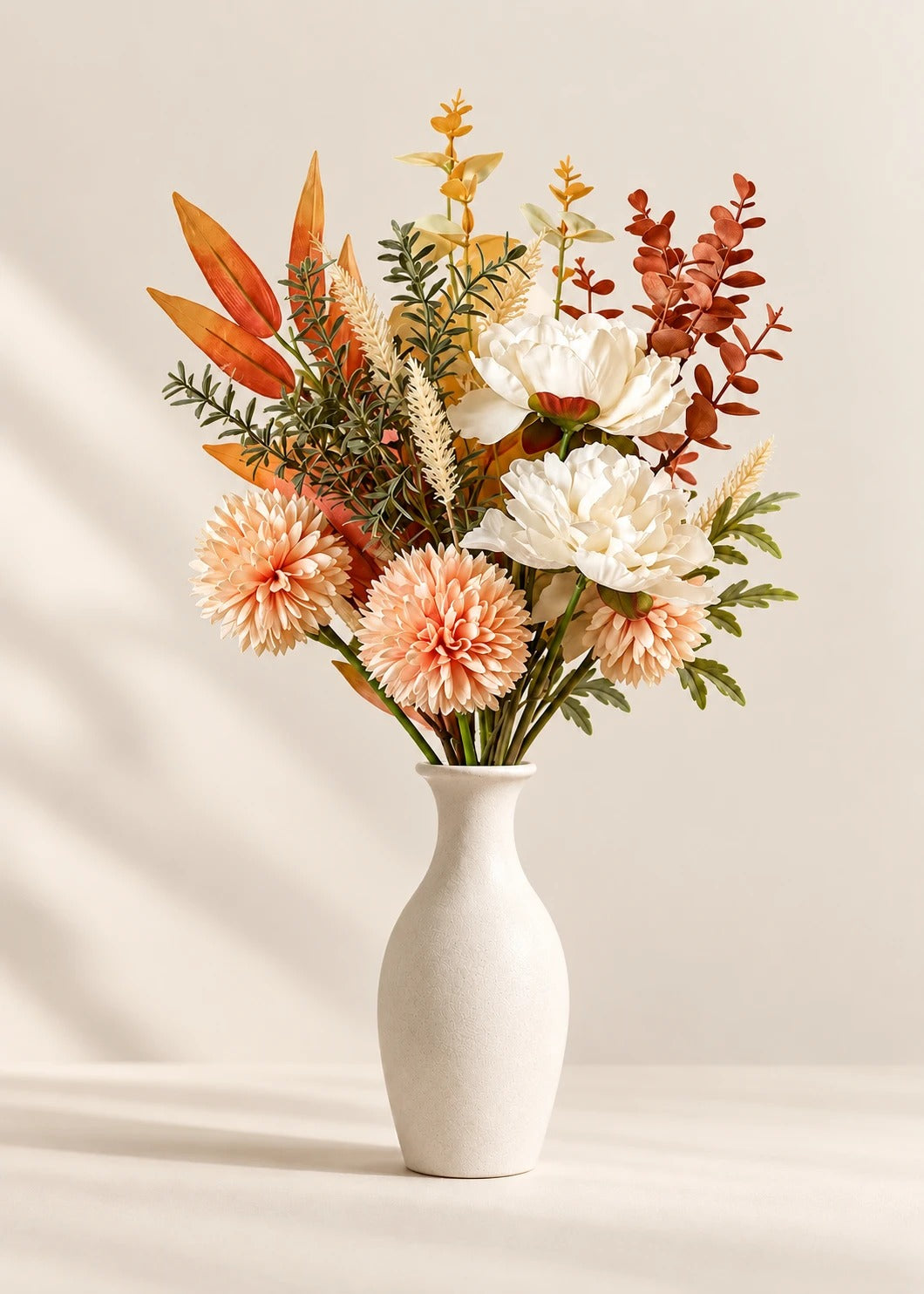 Strauß Herbstlicht in heller Keramikvase